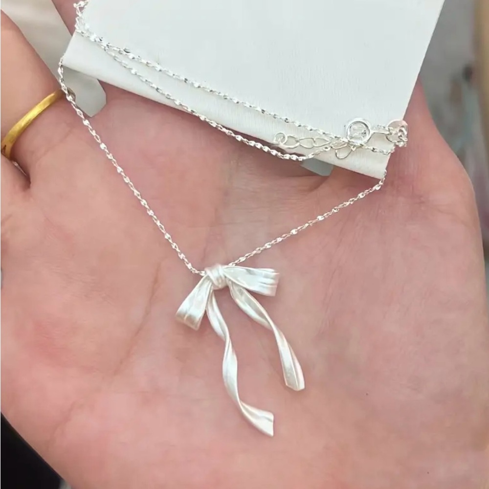 Stunning Silver Ribbon Bow Necklace NWT - Picture 6 of 7